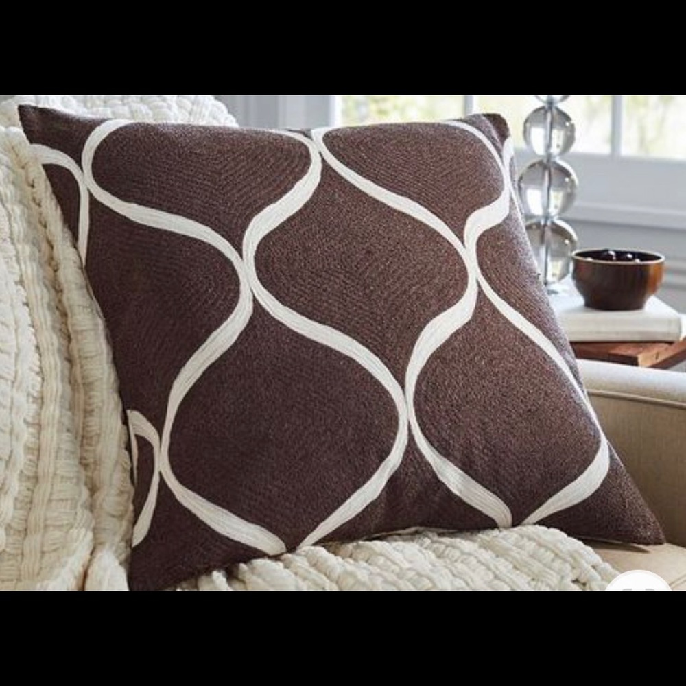 New Pottery Barn Ogee Crewel Embroidered Pillow Cover, 24”, Brown